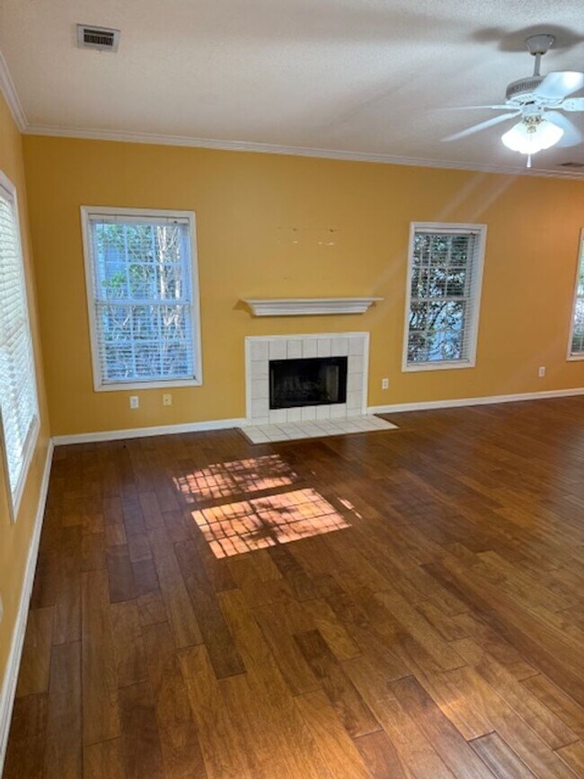 Building Photo - Freshly painted single story in popular We...