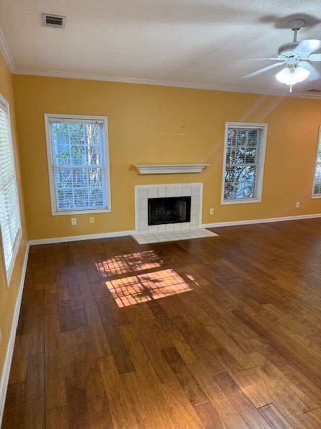 Building Photo - Freshly painted single story in popular Westbury Park.