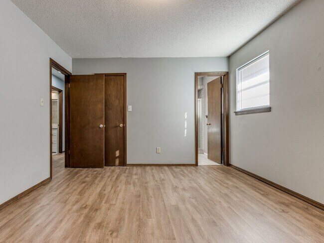 Building Photo - 3 Bed 2 Bath 2 Car Garage in Shawnee!