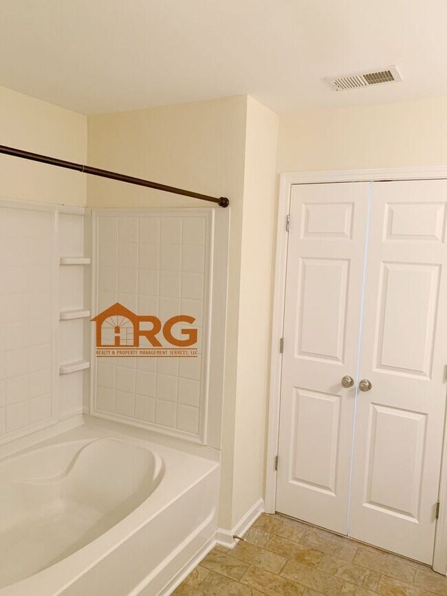 Building Photo - 2b / 2.5b in Smyrna WATER INCLUDED