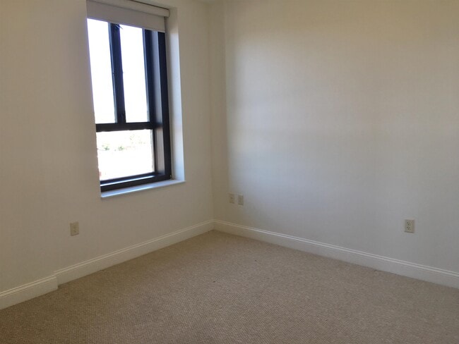 Building Photo - 875 Elm St