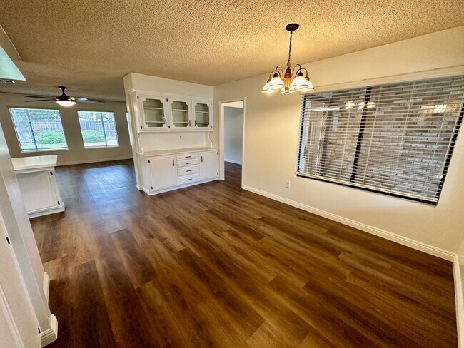 Building Photo - 9913 Spring Oak Dr