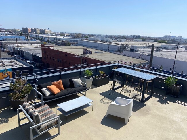 Building Photo - 825 E 4th St