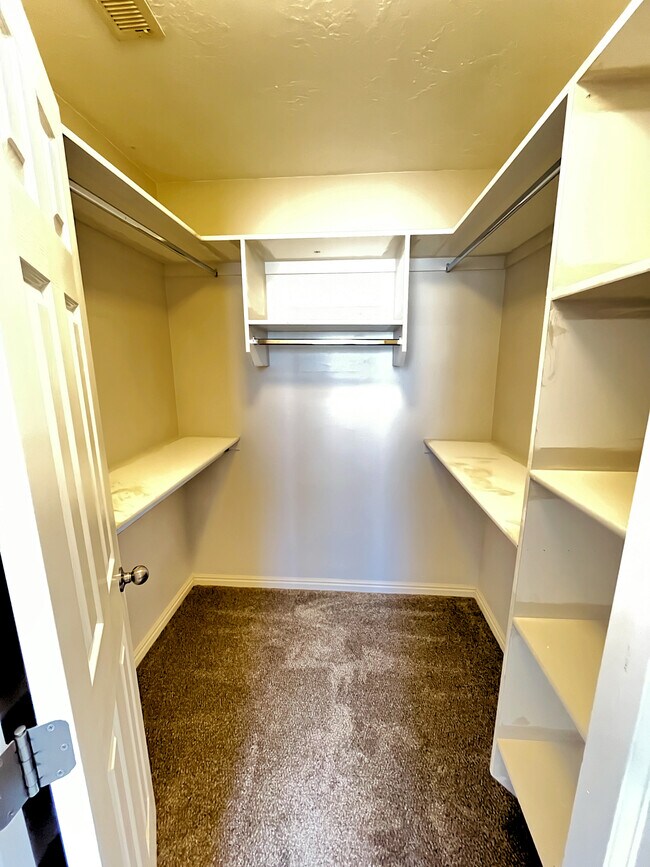 Building Photo - 693 E Castle Stone Dr