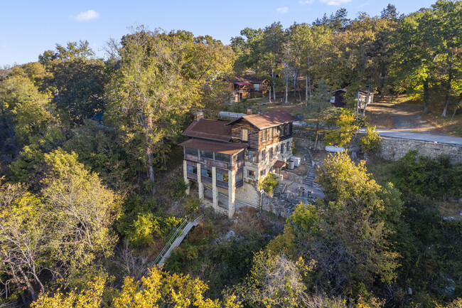 Building Photo - 196 Lakeside Way