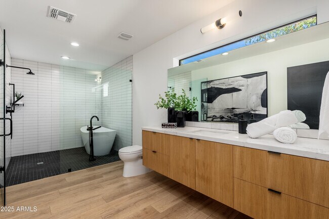 Building Photo - 4421 E Earll Dr