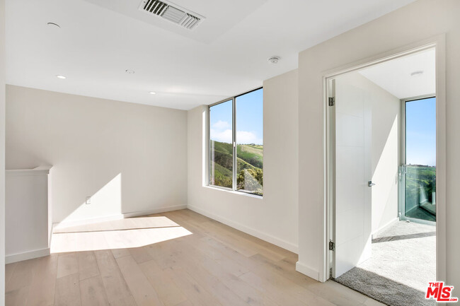 Building Photo - 28405 Via Acero St