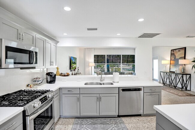 Building Photo - 221 N Swinton Ave