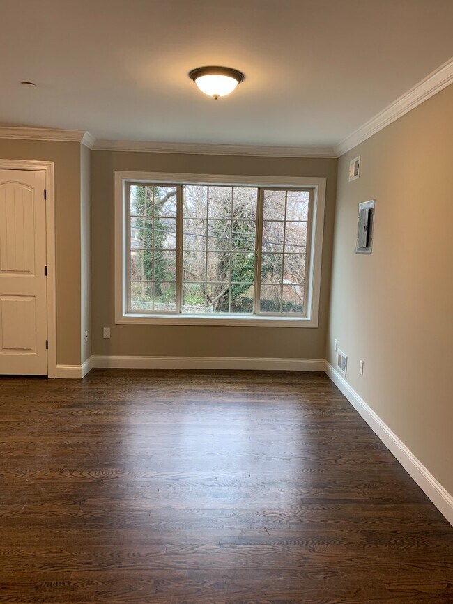 Building Photo - 18 Clinton St