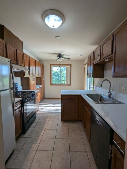 Building Photo - 245 Memory Ln