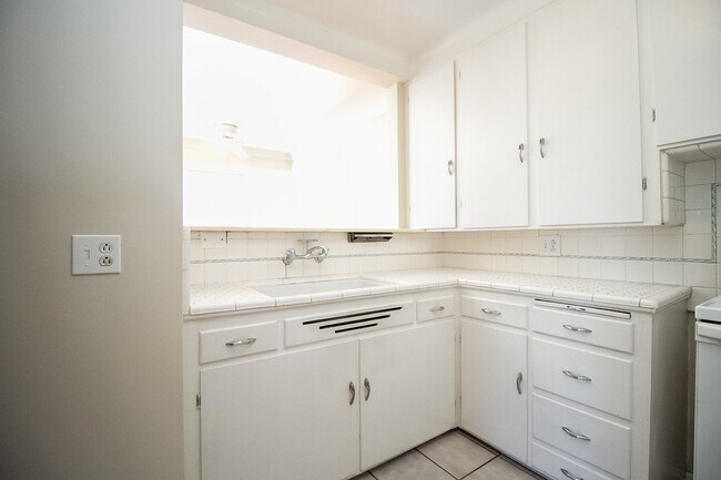 Building Photo - 2204 Kenwood Blvd