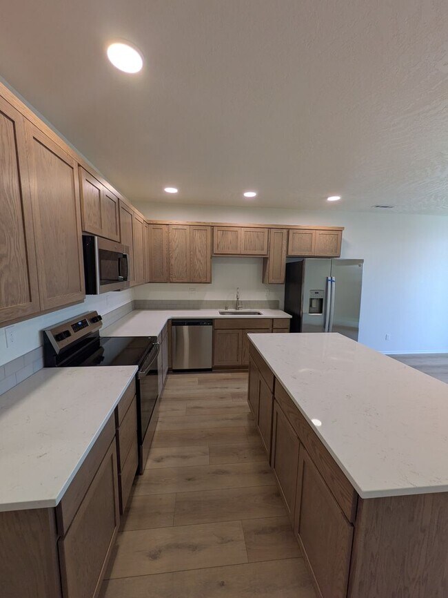 Building Photo - Brand New Townhome!
