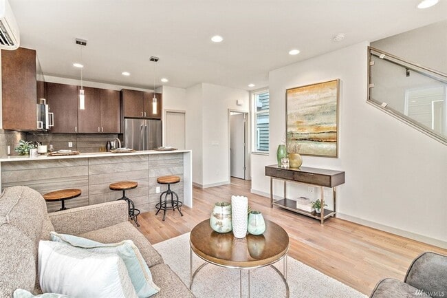 Building Photo - 3bd/2.25ba Seattle Townhome