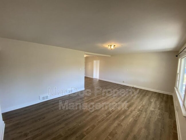 Building Photo - 1705 Bragg Rd