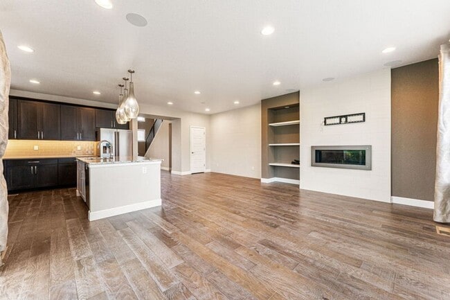 Building Photo - Modern End Unit in the Meadows!