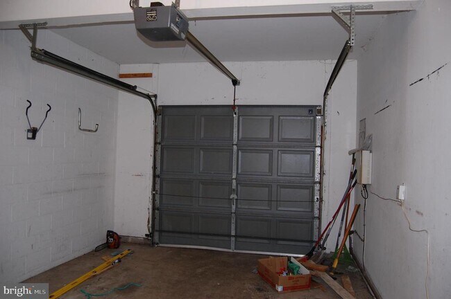Building Photo - 131 Red Haven Dr