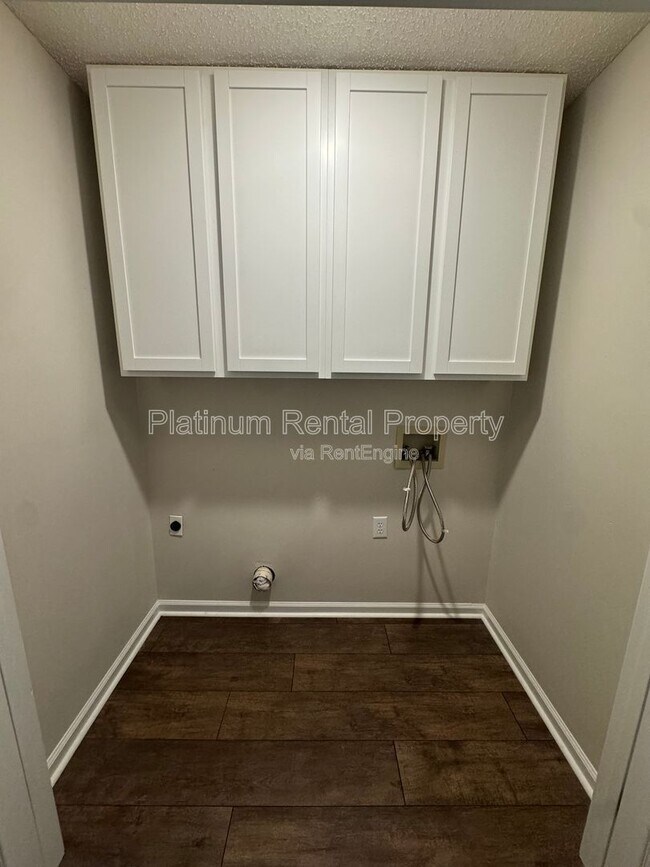 Building Photo - 335 Charlyne Way