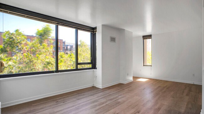 Building Photo - 250 King St