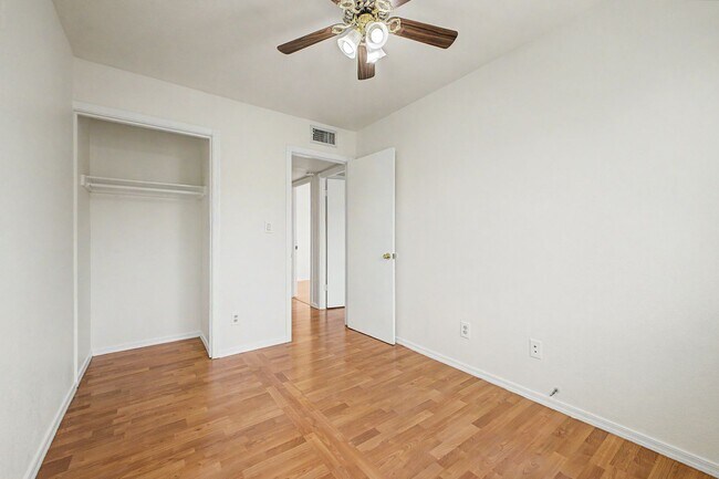 Building Photo - ***INCREDIBLE TOWNHOME with ALL appliances & water, sewer, trash INCLUDED!