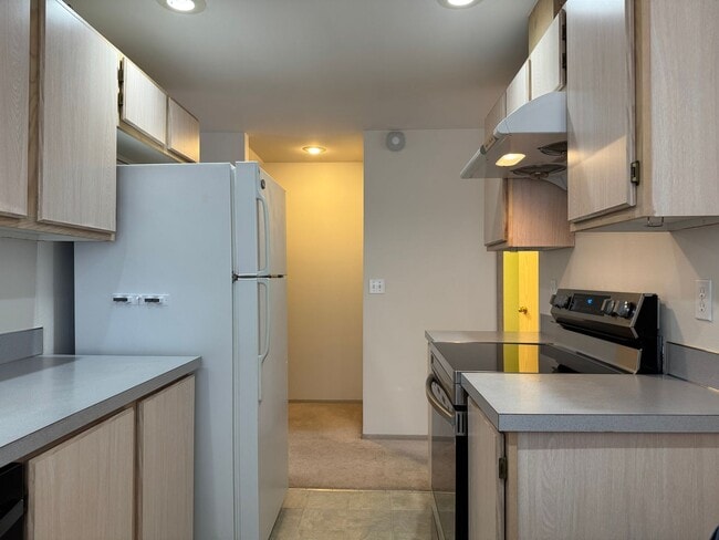 Building Photo - CLICK "REQUEST A TOUR" NOW!