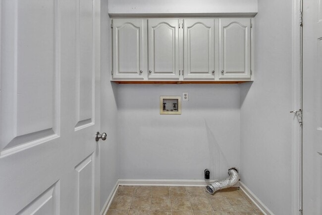 Building Photo - 755 Regal Dr