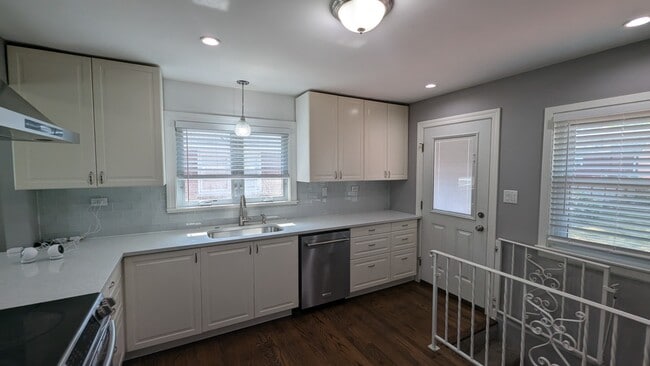 Building Photo - ?? Spacious 3BR Ranch | District 57 & Pros...