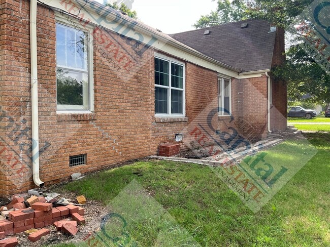 Building Photo - Spacious 3 Bedroom