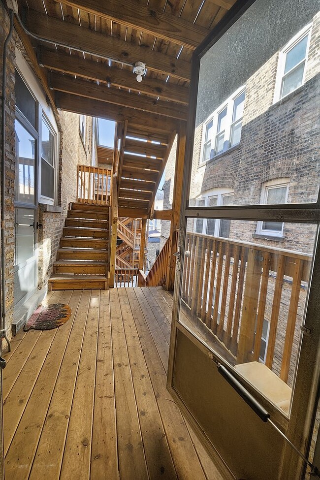Building Photo - Large 3-bed/1-bath Apartment in the Heart of Rogers Park!