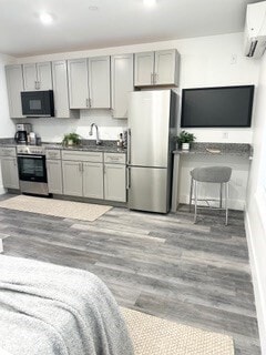 Building Photo - 585 Essex St