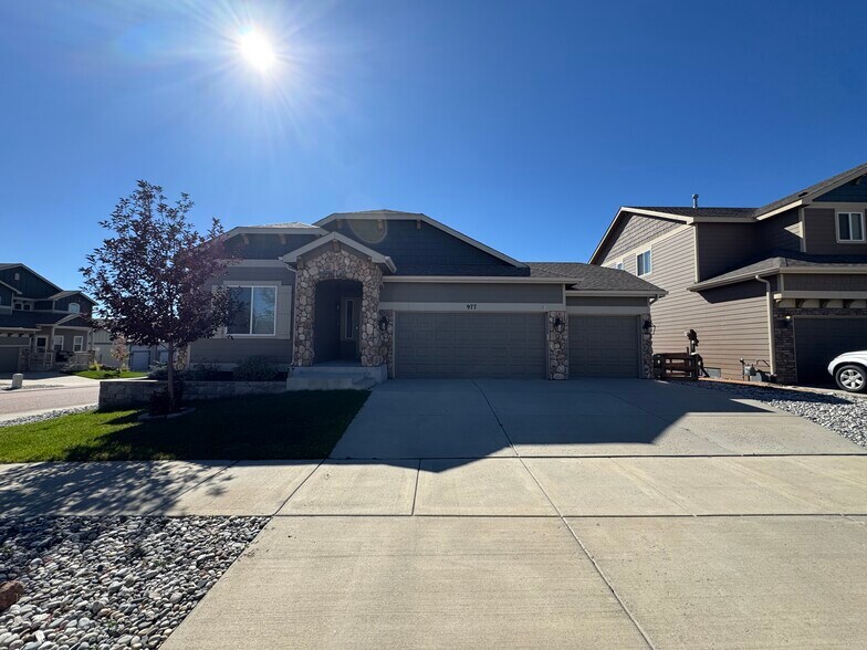 Primary Photo - 977 Salmon Pond Way