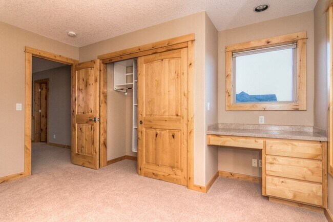 Building Photo - Award-winning, custom-built home in the highly-desired Cascade View Estates