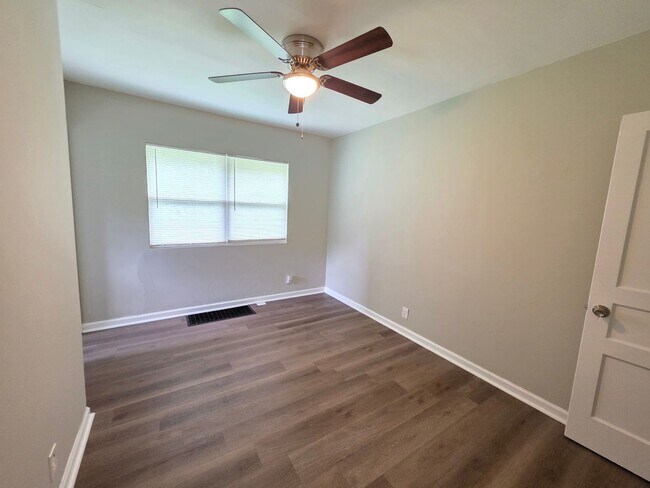 Building Photo - Spacious 1-Bedroom Duplex with Plenty of Kitchen Storage