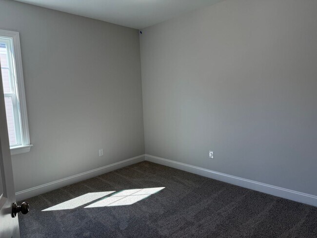 Building Photo - Brand New 5 Bedroom 3 Bathroom Single Fami...