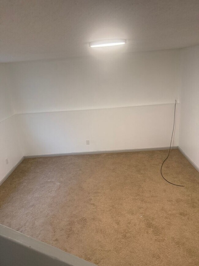 Building Photo - 431 Maple Grove Way