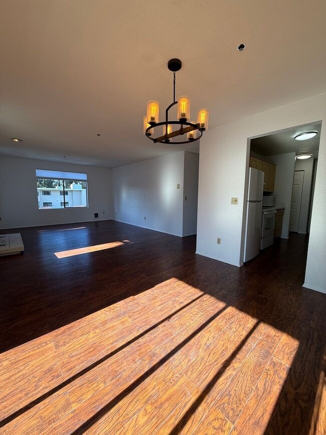 Building Photo - Well Maintained 2BD/2BTH Lynnwood Condo for Lease in Gated Community!