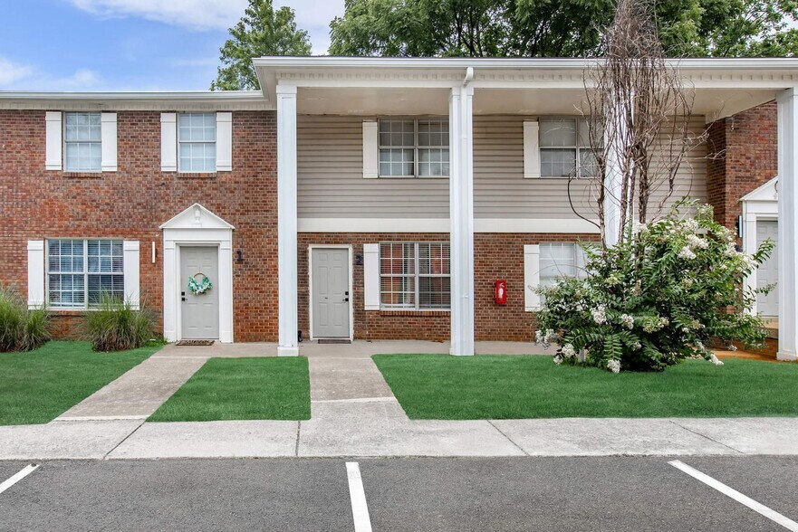 Building Photo - 600 Whispering Hills Dr