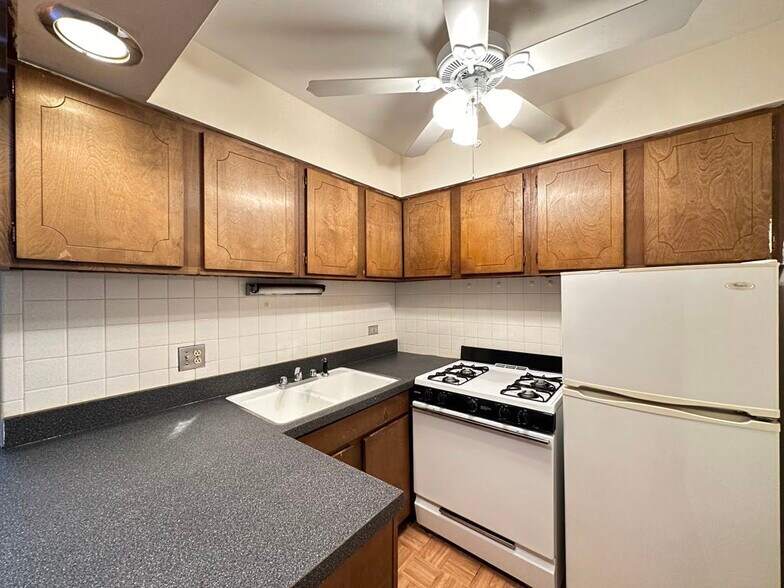 Building Photo - 533 W Aldine Av