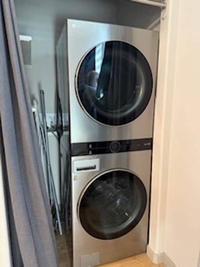 Building Photo - Midtown Cutie