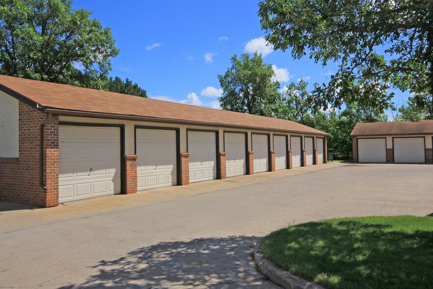 Garage (additional charge) - Gatewood Park