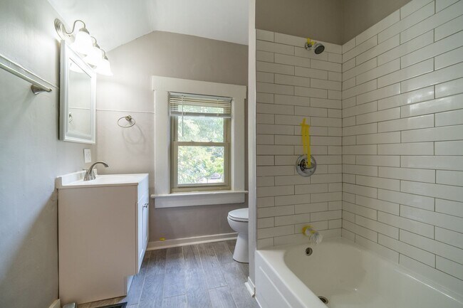 Building Photo - 810 Miller Ave