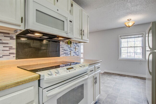 Building Photo - 2135 Burlington Avenue Apt #C, Charleston,...