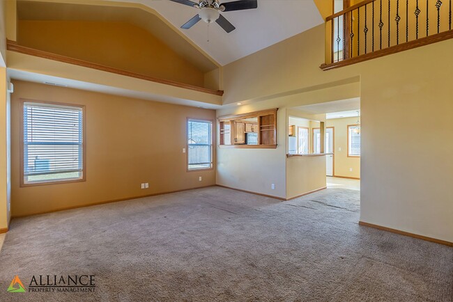 Building Photo - 360° VIRTUAL TOUR ~ Over-sized duplex! Two...