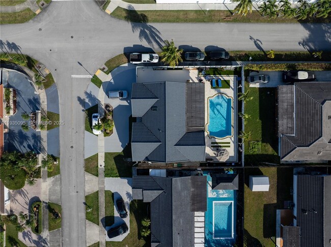 Building Photo - 3219 SW 141st Ave