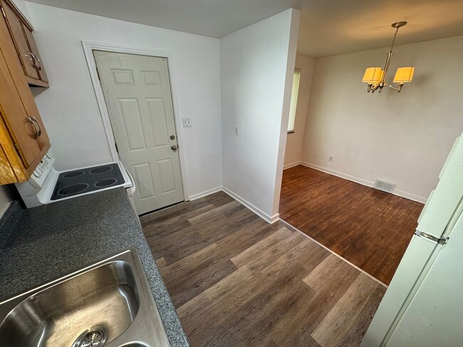 Building Photo - Updated 2-Bedroom 1-Bath Ranch House, GORG...