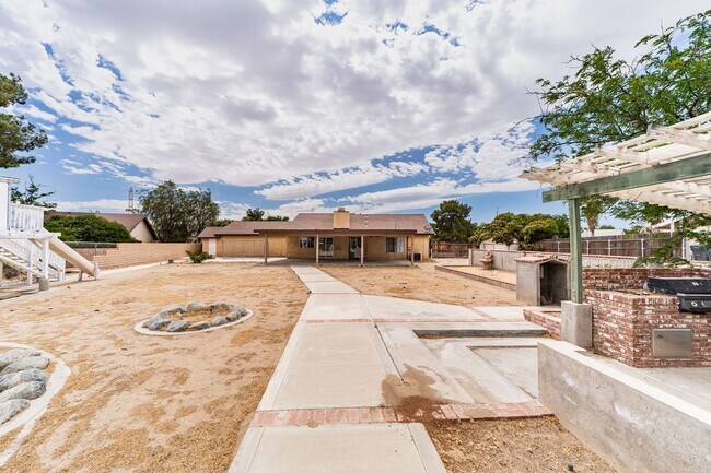 Building Photo - Beautiful large corner lot