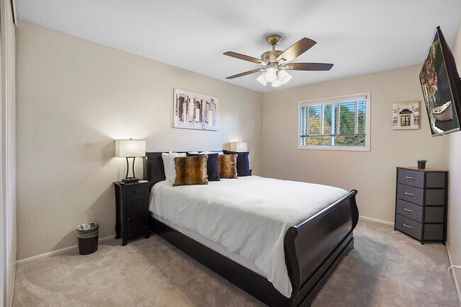 Building Photo - 2323 Woodview Ln