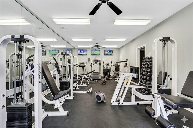 Building Photo - 2700 Pine Tree Rd NE