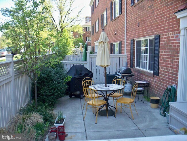 Building Photo - 1601 N Van Dorn St