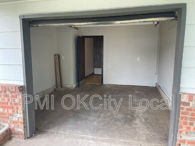 Building Photo - 2325 N Redmond Ave