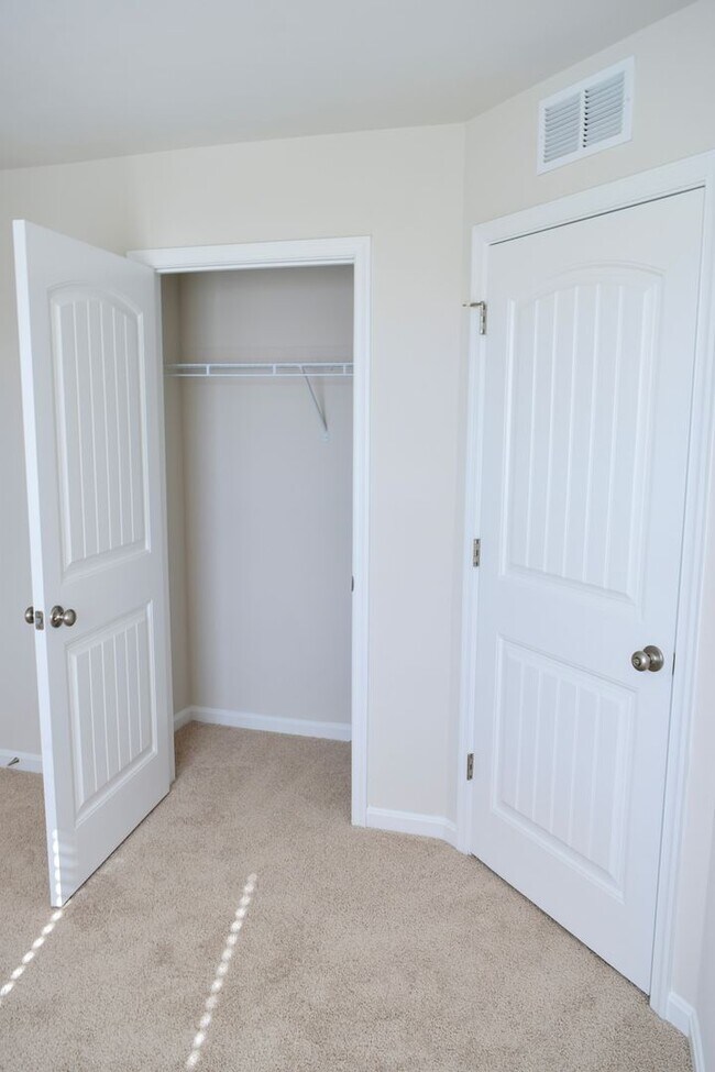 Building Photo - Stunning NEW Townhouse in Heritage Trace!